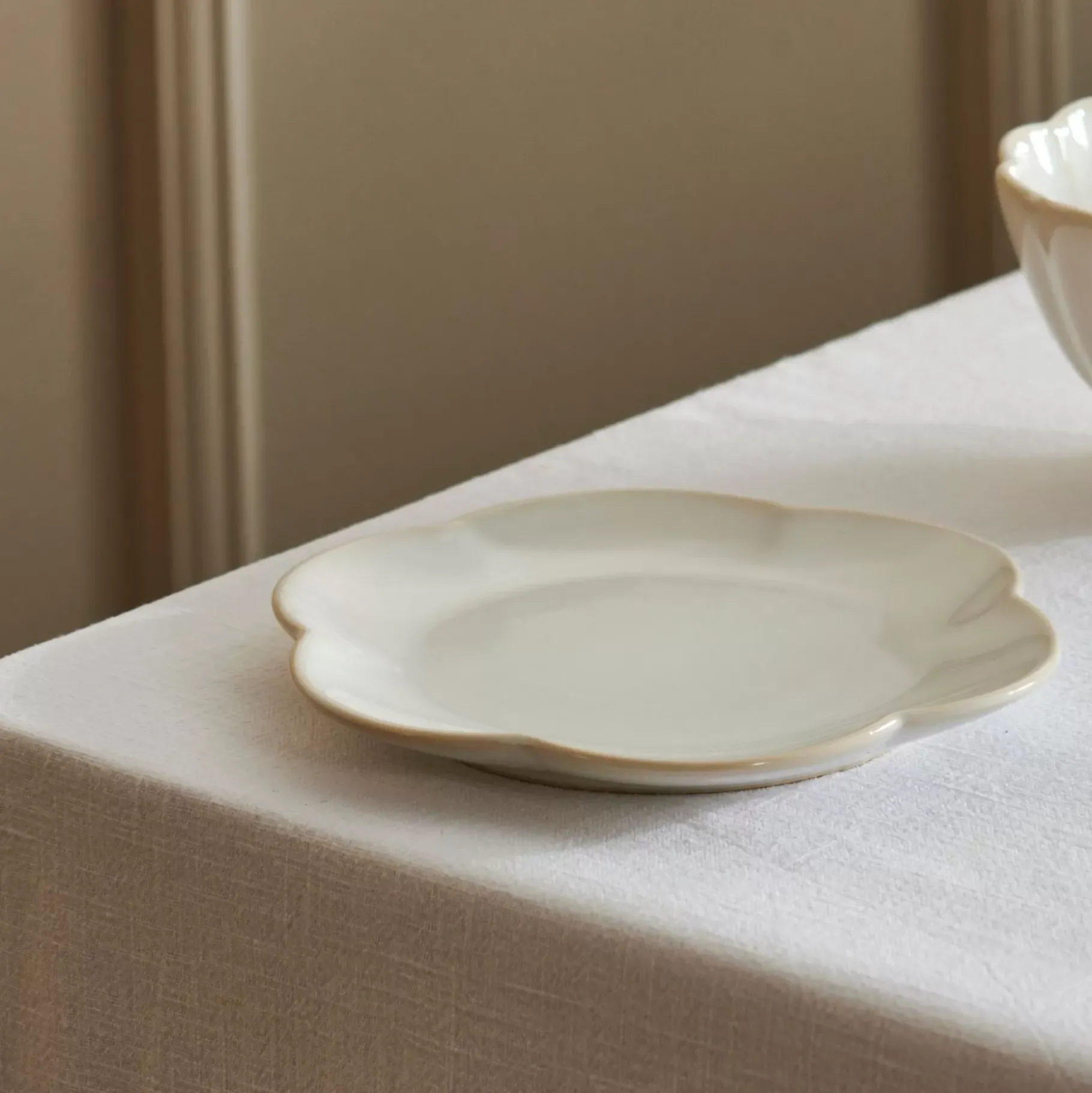 CASA Dahlia Flower Plato Blanco