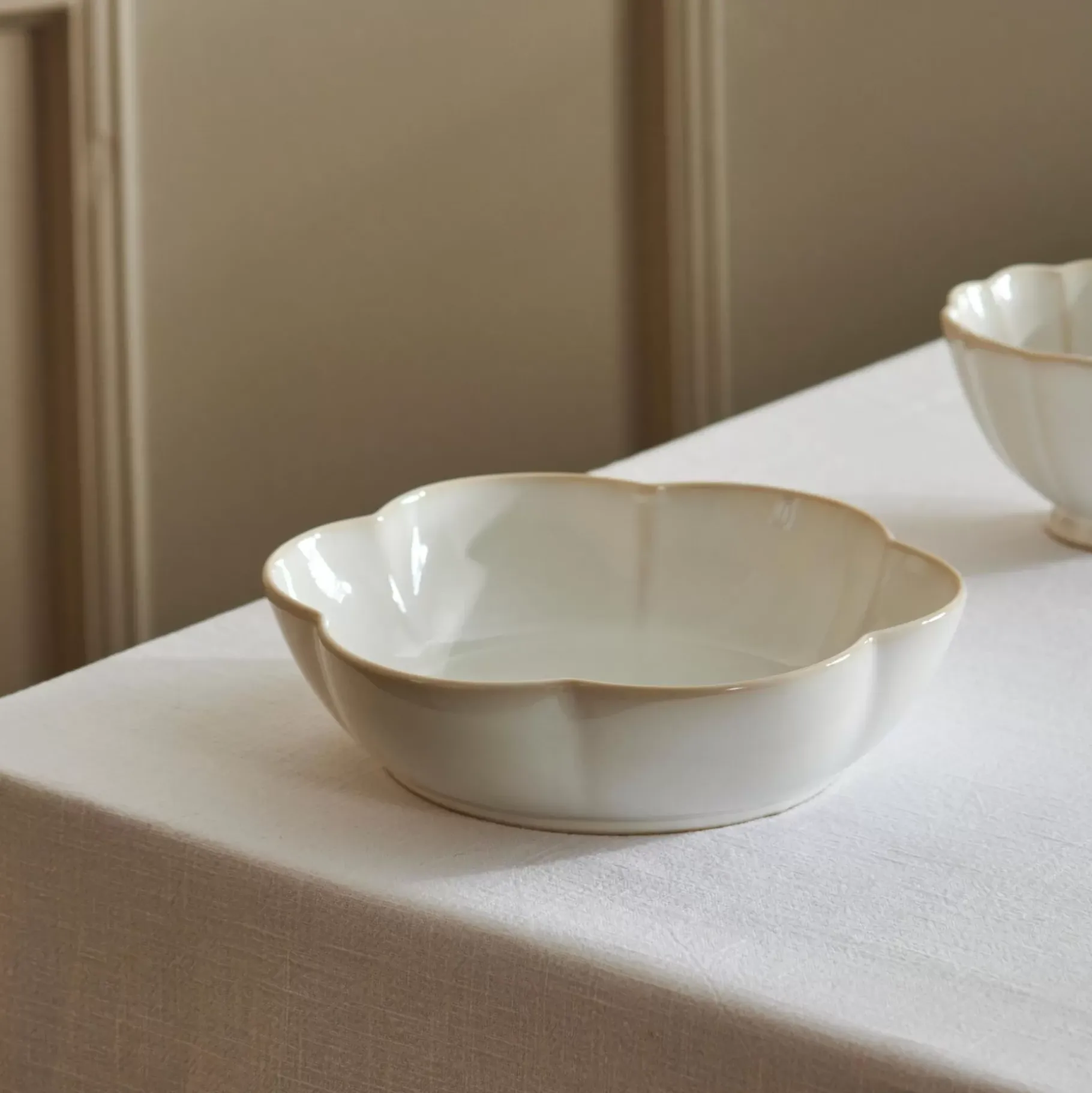 CASA Dahlia Flower Plato Hondo Blanco